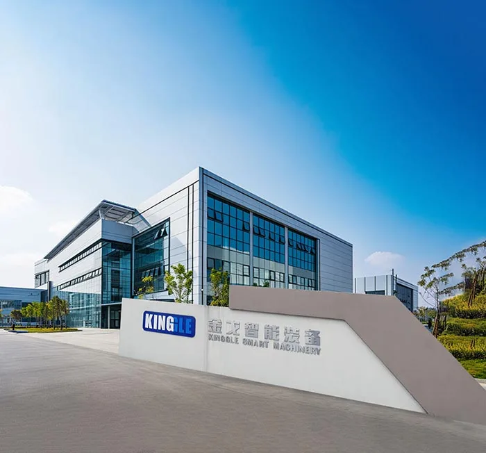 E pili ana iā mākou